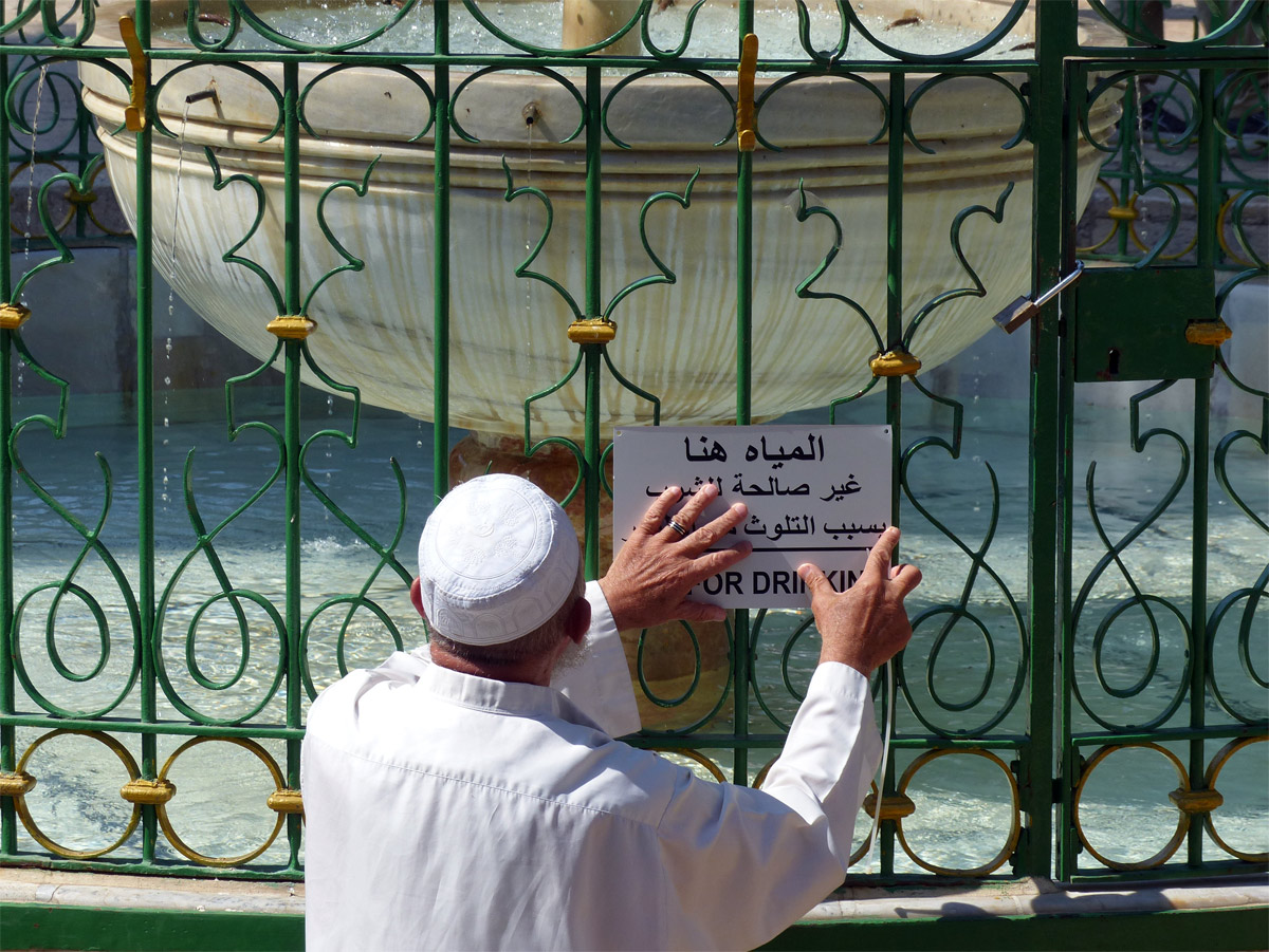 fontaine, eau non potable, ville sainte